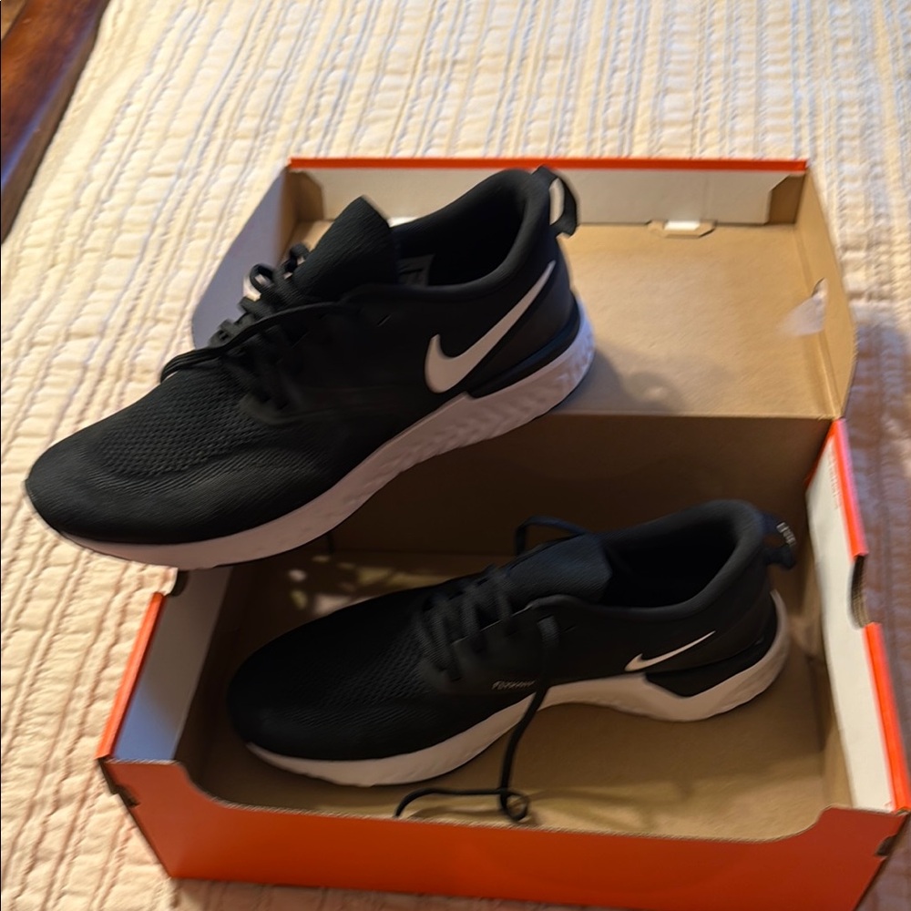 Nike Men's Black and White Athletic Shoes